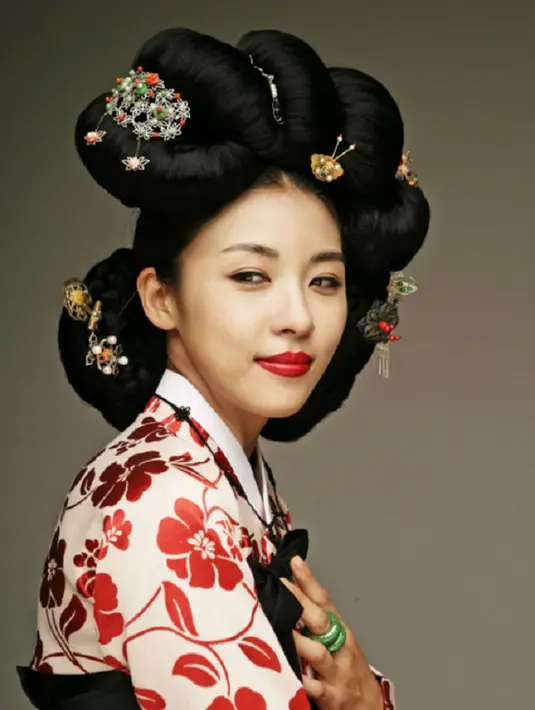 Ha Ji Won terlihat begitu memukau saat mengenakan hanbok. Hal itu terlihat ketika aktris kelahiran 28 Juni 1978 ini bermain dalam Empress Ki dan Damo. (Foto: soompi.com)