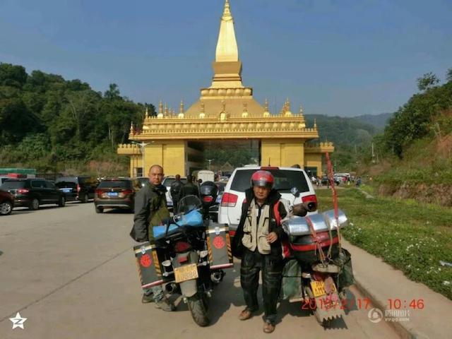 Kakek Deng saat perjalanan keliling Asia Tenggara dengan sepeda motornya | Photo: Copyright shanghaiist.com