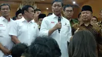Sarjono Kartosoewirjo, putra dari Kartosoewirjo berikrar setia kepada Pancasila di kantor Kemenko Polhukam, Jakarta. (Liputan6.com/Putu Merta Surya Putra)