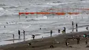 Warga Iran saat bermain di pantai di kota Laut Kaspia, Izadshahr, provinsi Mazandaran utara (8/7/2019). Terdapat lima negara yang membatasi Laut Kaspia. Selain Iran, semuanya adalah bekas negara-negara Uni Soviet. (AFP Photo/Atta Kenare)