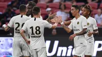 Para pemain Paris Saint-Germain (PSG) merayakan gol yang dicetak oleh Christopher Nkunku ke gawang Atletico Madrid pada laga ICC 2018 di Stadion Nasional Singapura, Senin (30/7/2018). PSG menang 3-2 atas Atletico Madrid. (AFP/Roslan Rahman)