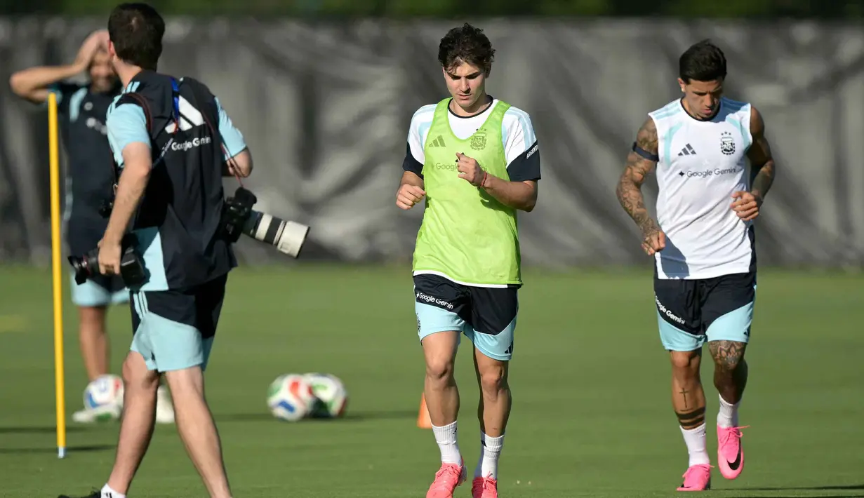 Penyerang Timnas Argentina, Julian Alvarez (tengah) saat mengikuti sesi latihan untuk turnamen sepak bola Piala Dunia 2026 di Pusat Pelatihan Sporting KC, Kansas City pada Kamis 11 Juni 2026. (JUAN MABROMATA/AFP)