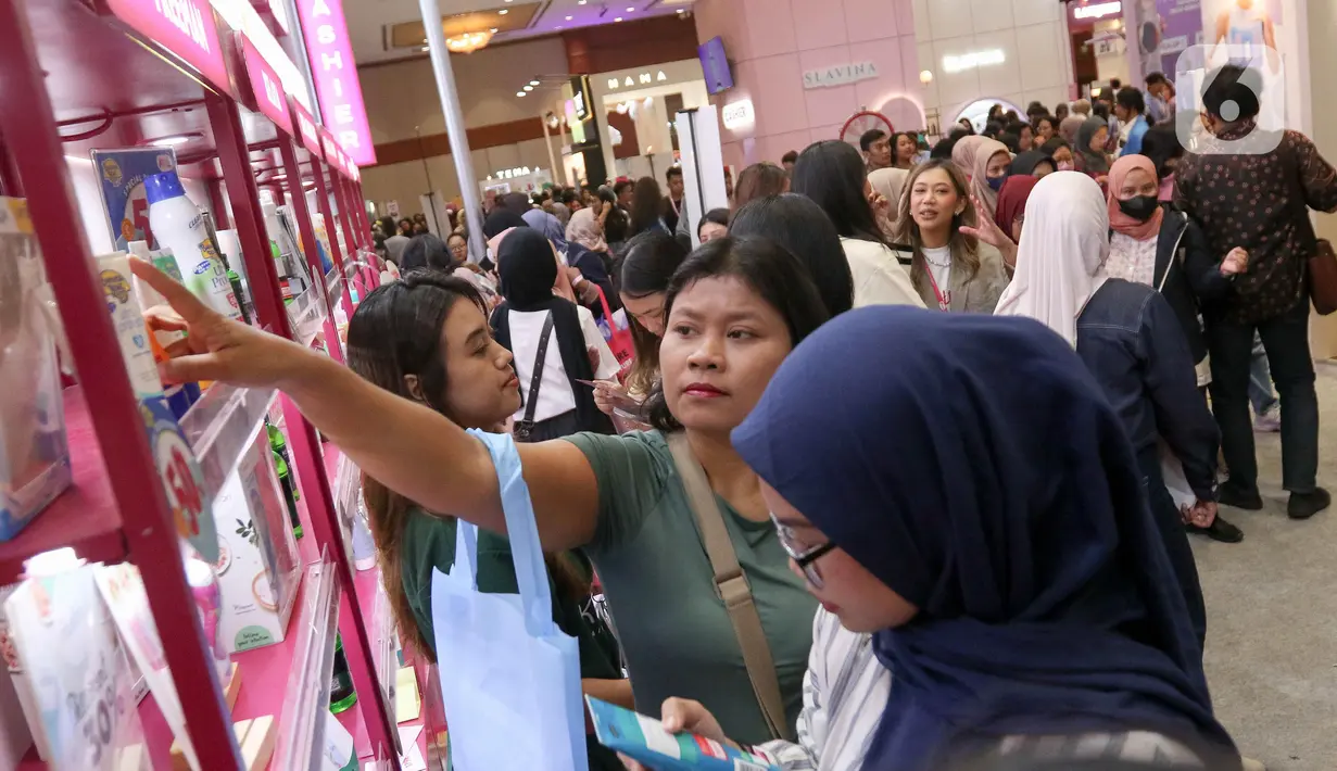 Pengunjung memilih produk kecantikan saat gelaran Jakarta X Beauty di Jakarta Convention Center (JCC) Senayan, Jakarta, Jumat (6/12/2024). (Liputan6.com/Herman Zakharia)