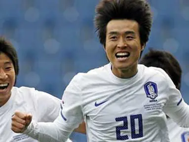 Selebrasi striker Korea Selatan, Lee Dong-Gook (tengah) seusai menjebol gawang Pantai Gading di laga persahabatan yang berlangsung di Loftus Road Stadium, 3 Maret 2010. Korsel unggul 2-0. AFP PHOTO / GLYN KIRK