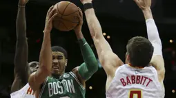 Pebasket Boston Celtics, Jayson Tatum, menghindari block pebasket Atlanta Hawks, Taurean Prince, pada laga NBA di Philips Arena, Atlanta, Senin (6/11/2017). Hawks kalah 107-110 dari Celtics. (AP/John Bazemore)