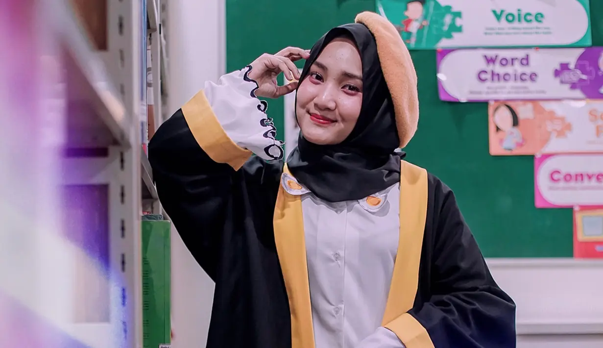 Memakai outer perpaduan hitam dan kuning, gaya simpel namun ceria pun terlihat pada pelantun lagu "Jingga" ini. Topi baret bewarna kuring membuat penampilan Fatin semakin trendi. (Liputan6.com/IG/@fatin30)