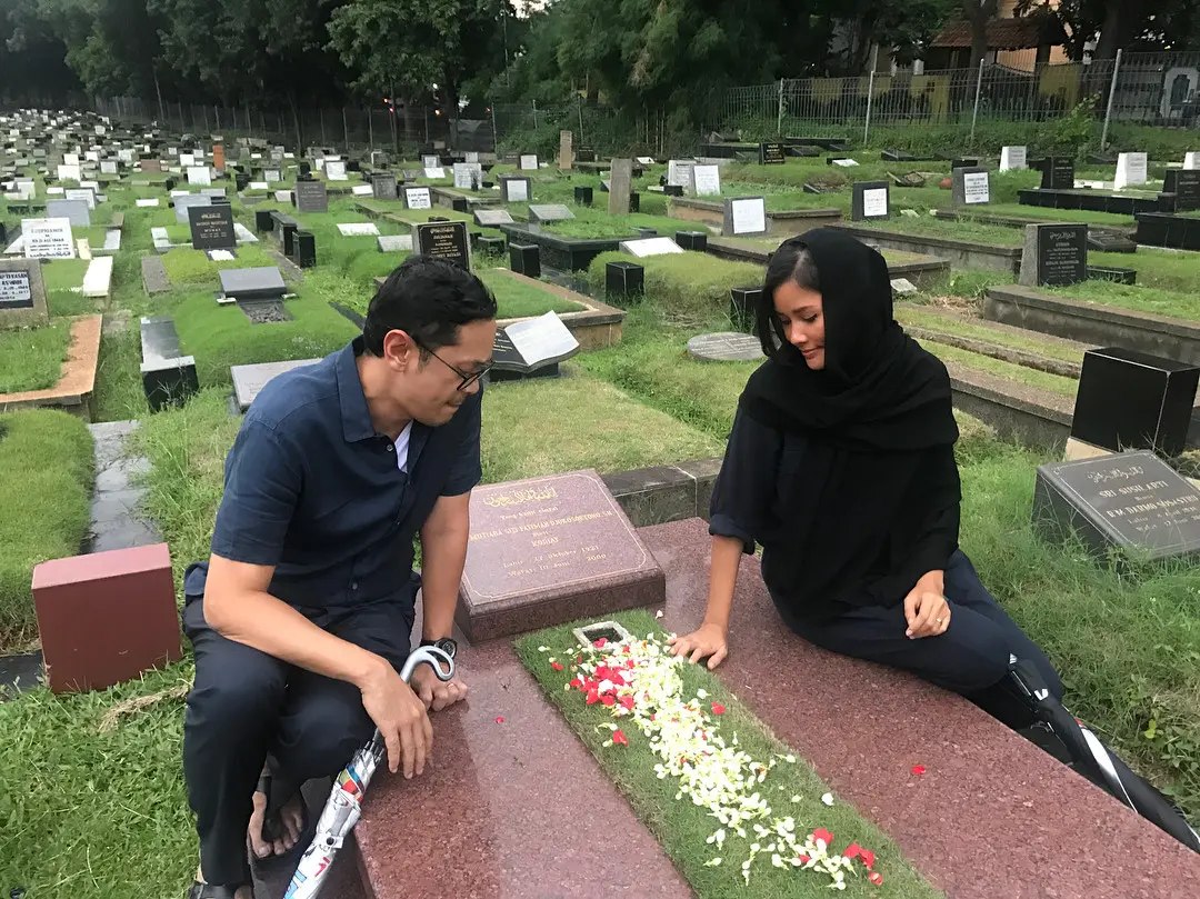 Titi Rajo Bintang ajak anak dan suami ziarah ke makam orangtua Wong Aksan [foto: instagram.com/titirajobintang]