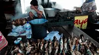 Dalam waktu seminggu sejak mulai arus mudik hingga arus balik, omset penjualan ikan asap di kawasan Pantai Kenjerean ini melonjak.
