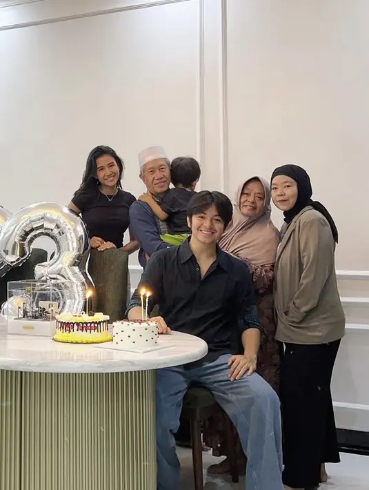 Sedangkan saat bersama keluarga Angga, Shenina tampil dengan tshirt hitam ketat dengan rambut terurai dan wajah naturalnya. Credit: (@angga)