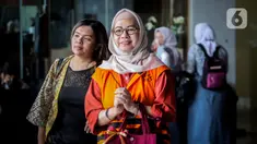 Tersangka mantan Direktur Utama PT Pertamina Galaila Karen Kardinah alias Karen Agustiawan usai menjalani pemeriksaan di Gedung Merah Putih KPK, Jakarta, Kamis (16/11/2023). Karen Agustiawan menandatangani perpanjangan masa tahanan untuk mendalami pemeriksaan kasus dugaaan korupsi terkait penentuan kebijakan dalam pengadaan gas alam cair atau Liquefied Natural Gas (LNG) di PT Pertamina (Persero) 2011-2021, yang merugikan negera mencapai Rp 2,1 triliun. (Liputan6.com/Angga Yuniar)