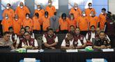 Sebanyak 17 tersangka pengedar narkoba digelandang aparat kepolisian saat konferensi pers di gedung Bareskrim Mabes Polri, Jakarta, Senin (22/12/2025). Bareskrim Polri mengungkap kasus peredaran narkoba yang rencananya diselundupkan dalam gelaran acara Djakarta Warehouse Project (DWP) 2025 di Bali pada 12–14 Desember 2025 lalu. (merdeka.com/Arie Basuki)