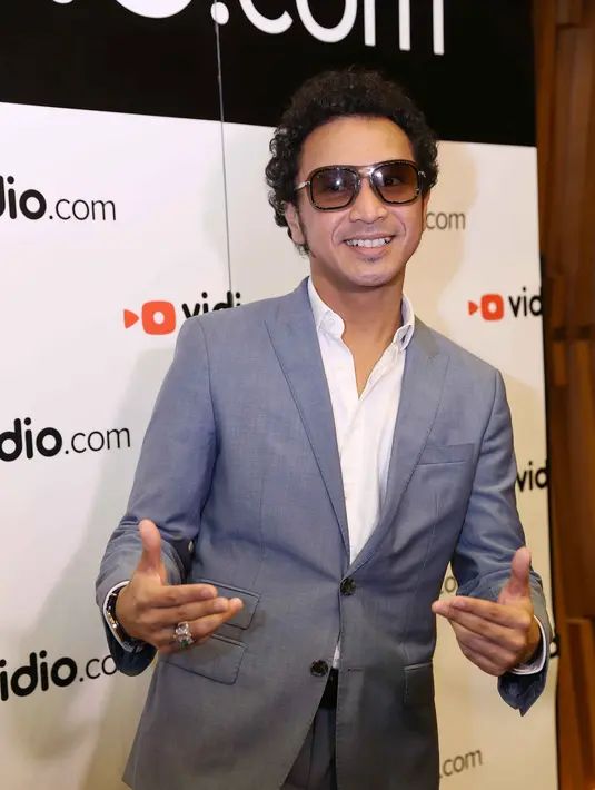 Saat preskon Vidio.com Music Battle, Senin (30/11/2015), vokalis dengan style unik Giring Nidji menyampaikan jika dirinya melihat dampak positif dalam kontes Vidio.com Music Battle. (Nurwahyunan/Bintang.com)