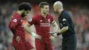 Pemain Liverpool, James Milner dan Mohamed Salah, berbincang dengan wasit saat melawan AFC Bournemouth pada laga Premier League di Stadion Anfield, Sabtu (9/2). Liverpool menang 3-0 atas AFC Bournemouth. (AP/Rui Vieira)