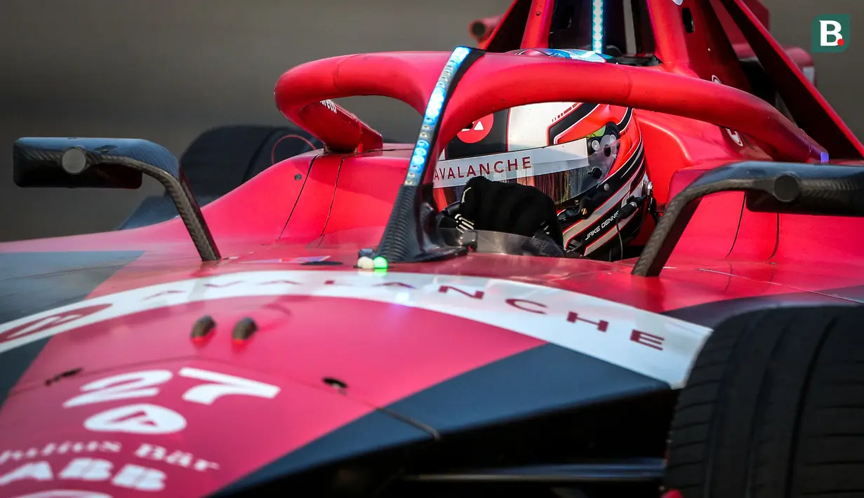 Pembalap Avalanche Andretti, Jake Dennis memacu mobilnya saat balapan Jakarta E-Prix 2023 round-11 di Jakarta International E-Prix Circuit, Ancol, Jakarta, Minggu (04/06/2023). (Bola.com/Bagaskara Lazuardi)