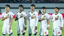 Hingga akhir pertandingan skor tidak berubah, Indonesia U-17 kalah telak tujuh gol tanpa balas dari China. Tampak dalam foto, pemain Timnas Indonesia U-17 jelang bertanding melawan China dalam laga uji coba di Indomilk Arena, Tangerang, Banten, Minggu (8/2/2026). (Bola.com/M Iqbal Ichsan)