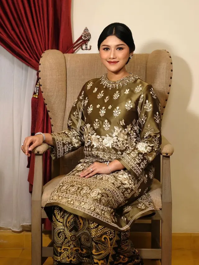 Potret Erina Gudono Tampil Kompak dengan Ibu Mertua Saat Kondangan, Sama-Sama Bergaya Mewah Bak Ningrat dengan Kebaya