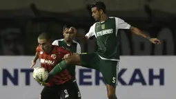 Striker Perseru Serui, Turkovic Nedo, berebut bola dengan bek Persebaya Surabaya, Otavio Dutra, pada laga Piala Presiden 2019 di Stadion Si Jalak Harupat, Bandung, Sabtu (2/3). Persebaya menang 3-2 atas Perseru. (Bola.com/Yoppy Renato)