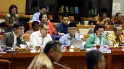 Agus Rahardjo (tengah) bersama pimpinan KPK lainnya mengikuti RDP di Senayan, Jakarta, Senin (11/9). Rapat tersebut membahas Sistem Pengawasan terhadap Pengelolaan dan Manajemen Aset Hasil tindak Pidana Korupsi di KPK. (Liputan6.com/Johan Tallo)