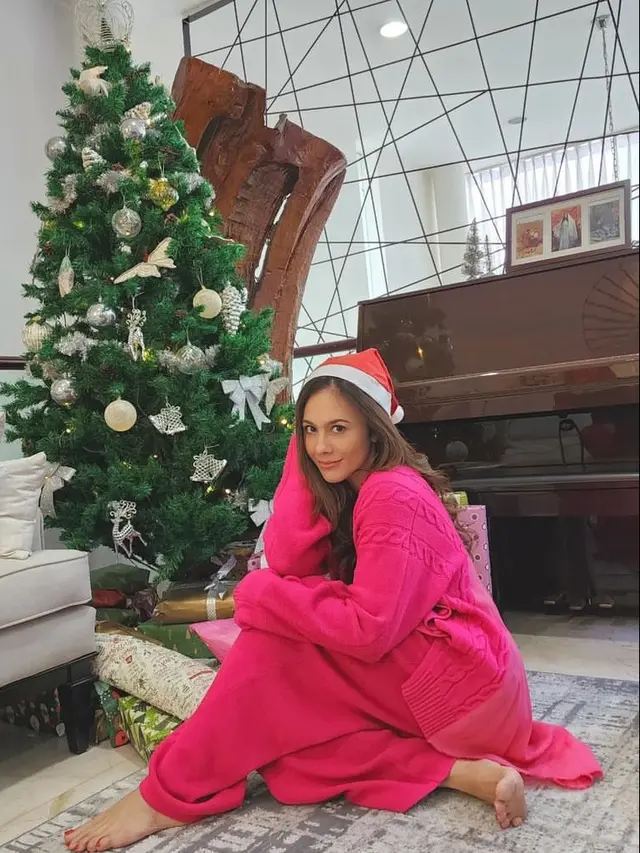 Gaya Wulan Guritno Rayakan Natal Bersama Keluarga dan Pacar, Cantik dengan Outfit Serba Pink