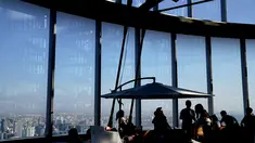 Orang-orang menikmati waktu luang di Toko Buku Duoyun di Shanghai, China timur (16/8/2020). Terletak di Menara Shanghai lantai 52, Toko Buku Duoyun telah menarik banyak pengunjung untuk membaca dan menikmati panorama kota. (Xinhua/Zhang Jiansong)
