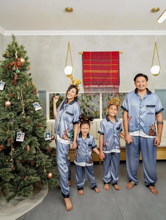 Potret gemas keluarga Sharena dan Ryan Delon mengenakan outfit serupa. Set piyama yang terdiri dari atasan lengan pendek dan celana panjang biru satin bermotif Natal kompak dikenakan keempatnya dalam foto ini. Foto: Instagram.