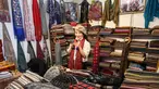 Peserta menjual produk dalam area ekshibisi Sabuk dan Jalur Sutra di China-ASEAN Expo ke-17, Nanning International Convention and Exhibition Center, Guangxi, China, 27 November 2020. China-ASEAN Expo ke-17 dan KTT Bisnis dan Investasi China-ASEAN dibuka pada (27/11). (Xinhua/Zhang Ailin)