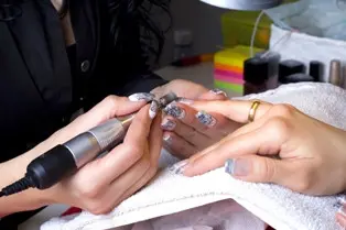 Manicure pedicure adalah salah satu layanan yang juga bisa dinikmati di salon