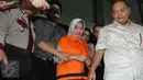 Anggota DPRD Provinsi Sumatera Selatan, Lucianty (tengah) sekaligus istri dari Bupati Musi Banyuasin Pahri Azhari ikut ditahan KPK, Jakarta, Jumat (18/12). (Liputan6.com/Helmi Afandi)