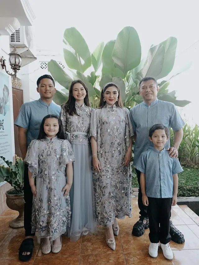 8 Potret Sarah Menzel Pakai Busana Senada dengan Keluarga Azriel Hermansyah