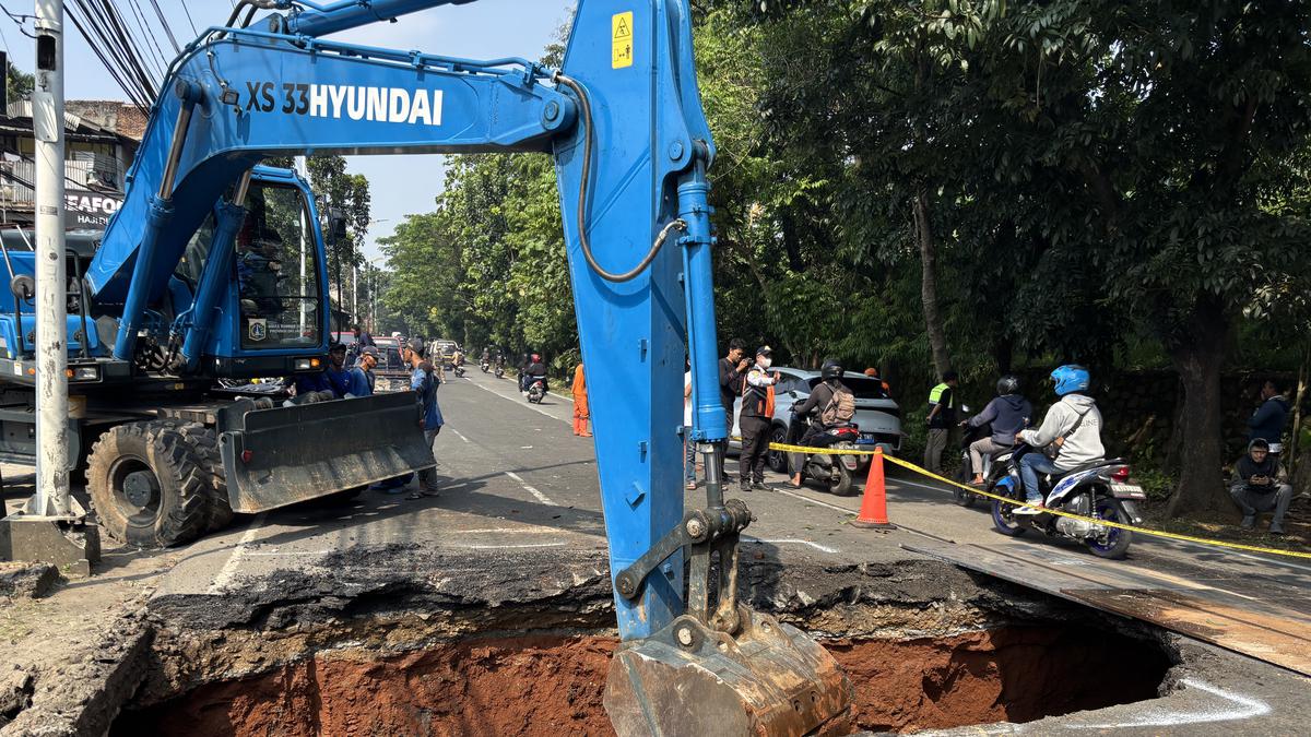 Jalan Lenteng Agung pagi ditambal malam ambles.