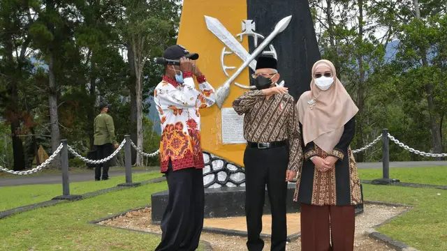 Wakil Presiden Ma'ruf Amin dan istrinya Wury Ma'ruf Amin menyambangi Tugu MacArthur, Papua.