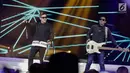 Band Five Minutes tampil mengibur penonton dalam Konser 100 Hari Menuju Asian Games 2018 di Studio 6 Emtek, Jakarta, Kamis (10/5). Dalam penampilannya mereka membawakan lagu berjudul 'Kita Harus Bicara'. (Liputan6.com/Faizal Fanani)