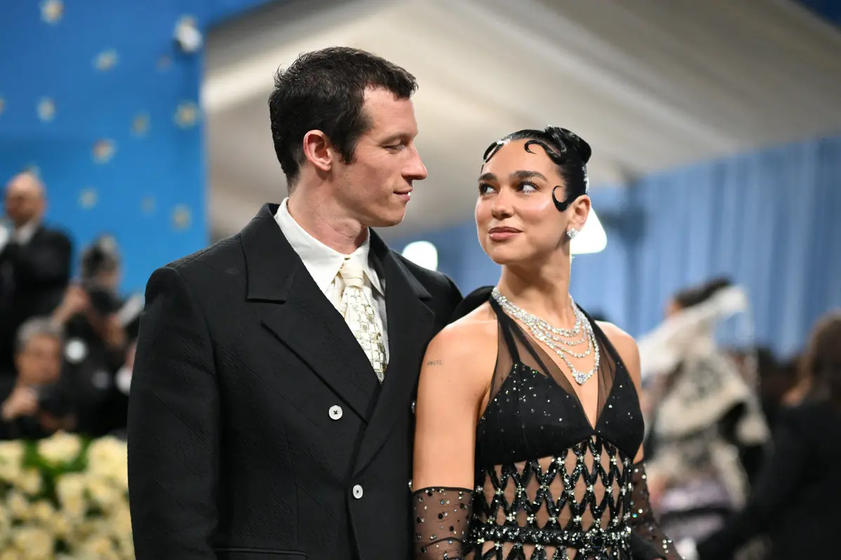 Callum Turner dan Dua Lipa. (ANGELA WEISS / AFP)