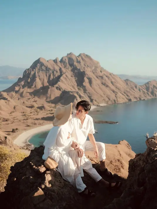 "Lalu menghabiskan waktu bersama bagi yang bisa, manfaatkan waktu sebaik-baiknya dengan orang yang disayang, dan berkomunikasi. Karena kalau sudah kerja kan sudah sulit," lanjutnya. (Instagram/rey_mbayang)