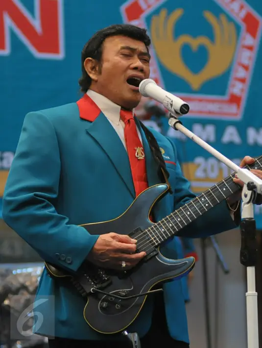 Ketum Partai Islam, Damai, Aman (Idaman) Rhoma Irama menghibur kadernya dengan berdendang lagu dangdut bersama grup musik Soneta saat pelantikan 18 Dewan Pengurus Wilayah (DPW) Partai Idaman di Jakarta, Rabu (20/1).  (Liputan6.com/Faisal R Syam)