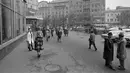 Orang-orang berjalan pada masa Uni Soviet di Jalan Khreshchatyk, Kiev, Ukraina, 18 Oktober 1975. (Pierre GUILLAUD/AFP)