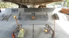 Penampakan proyek pembangunan Skatepark Pasar Rebo, Jakarta, Sabtu (5/10/2019). Skatepark yang berada di kolong Jalan Layang Pasar Rebo tersebut menelan biaya sekitar Rp 14,3. (Liputan6.com/Immanuel Antonius)