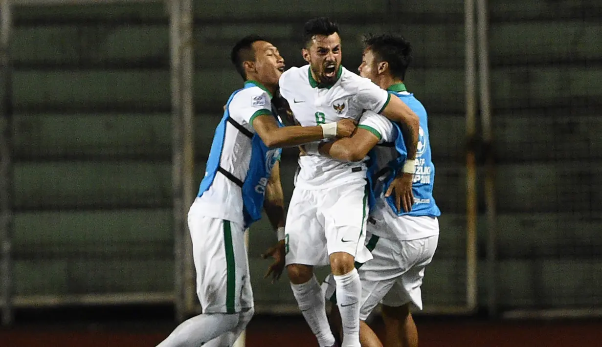 Ekspresi Stefano Lilipaly (tengah) usai menjebol gawang Singapura saat Piala AFF 2016, Manila, Jumat (25/11). Timnas Indonesia memastikan diri ke semifinal Piala AFF 2016 usai mengalahkan Singapura 2-1. (AFP PHOTO / Ted Aljibe)
