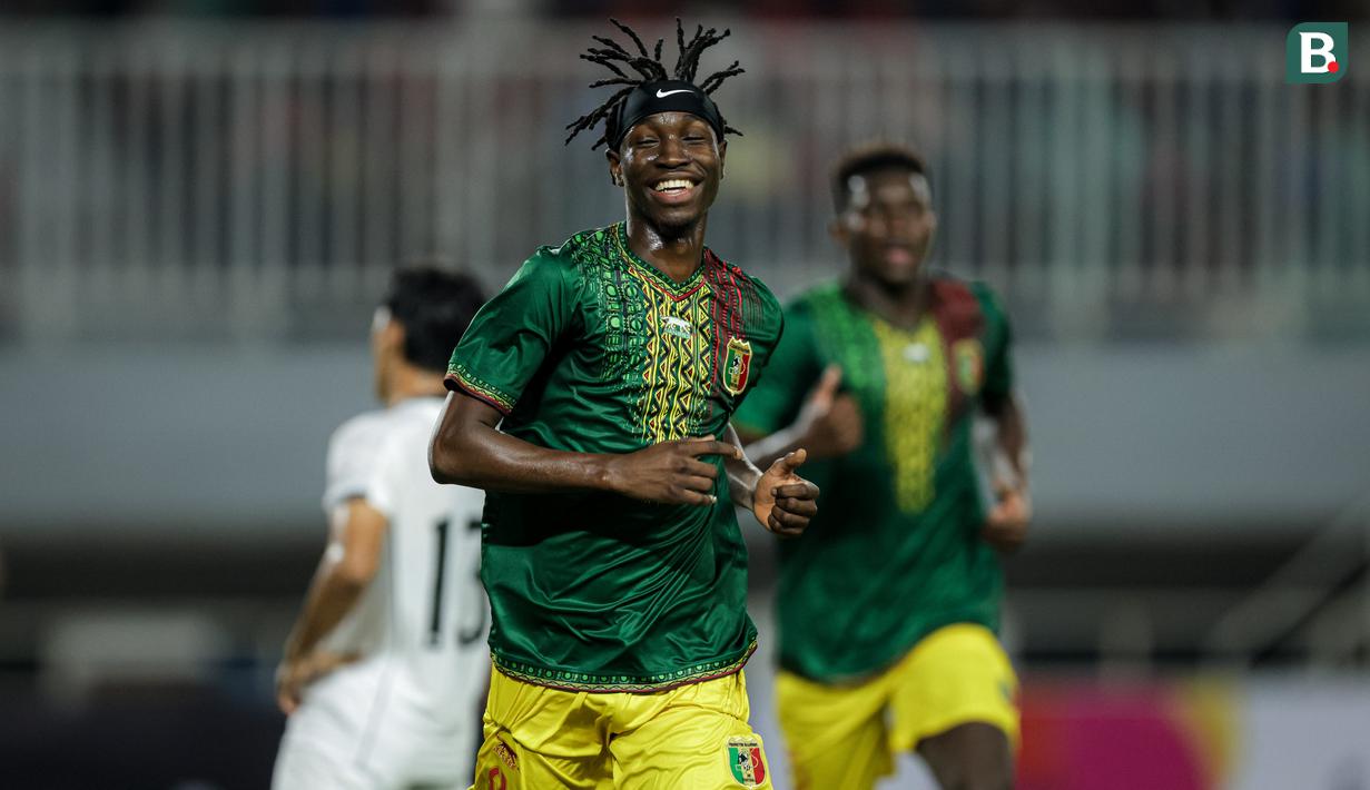 <p>Selebrasi pemain Mali U-22, Sekou Kone, usai mencetak gol ke gawang Timnas Indonesia&nbsp;yang digelar di Stadion Pakansari, Kabupaten Bogor, Selasa (18/11/2025) pukul 20.00 WIB.&nbsp;(Bola.com/Bagaskara Lazuardi)</p>
