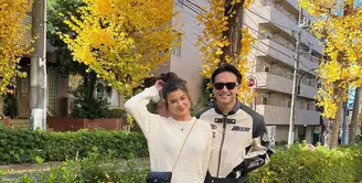 Pasangan kekasih, Jefri Nichol dan Maria Theodore tampil mesra saat menikmati momen liburan akhir tahun di Jepang. [@jefrinichol]
