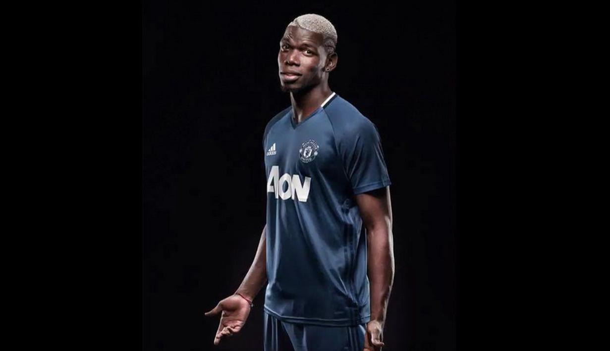 Setelah resmi bergabung, Paul Pogba berpose dalam beberapa gaya dengan jersey MU. (www.manutd.com)