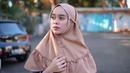 Lesti terlihat gemas mengenakan hijab bergo berwarna cokelat muda. Menurut Kabid Humas Polda Metro Jaya, Kombes Pol Endra Zulpan mengatakan kejadian KDRT terjadi pada Rabu (28/9/2022) pukul 02.30 WIB dan 10.00 WIB di kediaman Lesti dan Billar. (Instagram/@lestykejora)