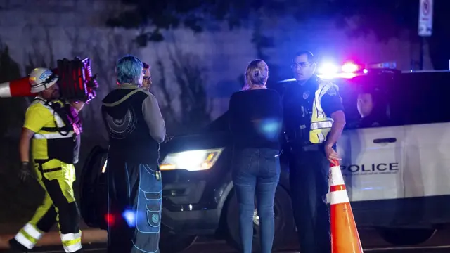Warga di dekat lokasi penembakan di Texas, AS berbicara kepada polisi (Sara Diggins/Austin American-Statesman Via AP)