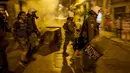 Polisi anti huru hara menahan seorang pemuda dalam bentrokan di pusat kota Athena, Yunani, (6/7/2015). Yunani Saat ini berstatus negara bangkrut, karena tidak bisa membayar utang-utangnya. (REUTERS/Marko Djurica)