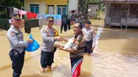 Banjir Mulai Rendam Rokan Hulu, Polisi Salurkan Bantuan Sembako