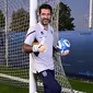 Kiper Parma, Gianluigi Buffon berpose setelah sesi wawancara di Collecchio Sports Center, Parma, 27 Oktober 2022. (AFP/Miguel Medina)