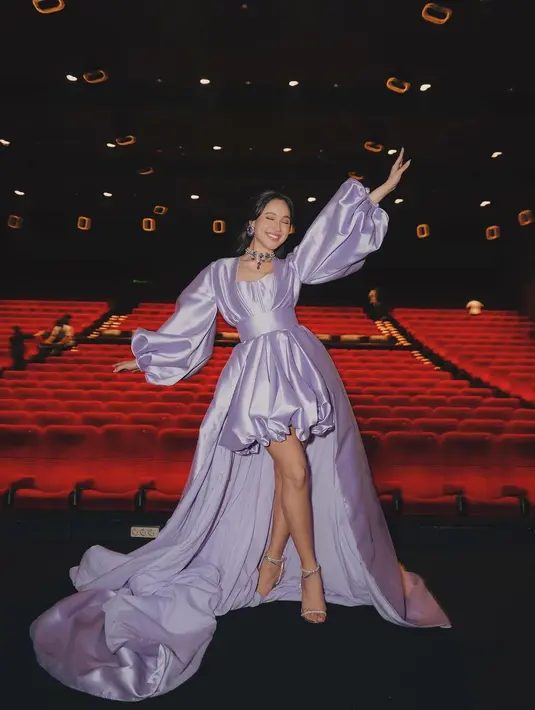 Yasmine Napper baru saja mengunggah beberapa foto dari momen Gala Premiere film 172 Days yang diperankannya. Penampilannya memukau dalam balutan dress yang asimetris. [Foto: Instagram/yasminnnapper]