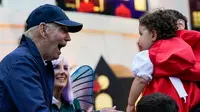 Presiden Amerika Serikat Joe Biden dan Ibu Negara Jill Biden memberikan suguhan kepada anak-anak saat perayaan Halloween di South Lawn Gedung Putih, Washington, Amerika Serikat, 31 Oktober 2022. Presiden dan Ibu Negara menjamu anak-anak petugas pemadam kebakaran, perawat, polisi, dan anggota Garda Nasional di Gedung Putih untuk melakukan trik-or-treat. (AP Photo/Alex Brandon)