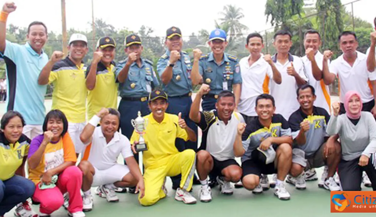 Citizen6, Cilangkap: Foto bersama dengan Tim Tenis Lapangan Kolinlamil setelah memenangkan pertandingan melawan Tim Tenis Armabar, Selasa (12/6). (Pengirim: Dispenkolinlamil)