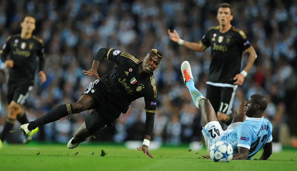 Pemain Manchester City, Yaya Toure (kanan), berebut bola dengan pemain Juventus, Paul Pogba di laga Grup D Liga Champions di Stadion Etihad, Manchester, Inggris, Rabu (16/9/2015) dini hari WIB. (EPA/Peter Powell)
